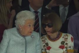 Apariţie surpriză la Săptămâna Modei din Londra. Regina Elisabeta a urmărit cu interes spectacolul oferit de un tânăr designer britanic