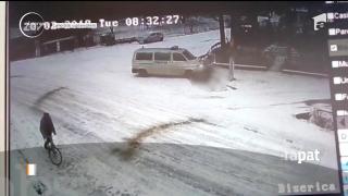 Accidentul în care un om a murit lovit de duba mascaţilor în Argeş, surprins pe camere video