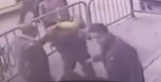 Mai mulţi poliţişti au privit îngroziţi cum un copil cade în gol de la al treilea etaj al unei clădiri