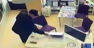 Hoţ prins de camerele de supraveghere. Un bărbat a intrat în sediul unei firme și a furat un laptop
