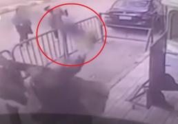 Scene de groază în Egipt! Copil căzut de la balcon, prins de paznicul unei bănci (Video)