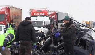 Un bărbat din Vrancea şi-a atacat cu un cuţit soţia apoi s-a urcat la volan, a închis ochii şi a intrat în două TIR-uri