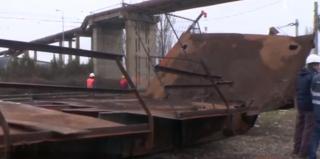 Călători aflaţi în primejdie. Pasarele degradate ca cea prăbuşită la gara din Ploieşti sunt în toată ţara