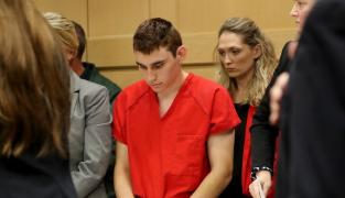 Un poliţist înarmat se afla în liceul unde a fost masacrul, în Florida. Dar nu a intervenit