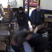 Doi agenți de pază din Arad au fost chemați să aplaneze un conflict într-un restarant, dar i-au snopit în bătaie pe scandalagii