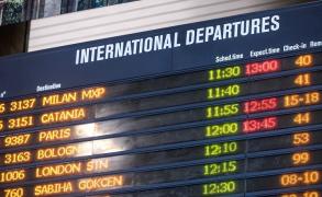 Tot mai mulți români pleacă să munceacă în străinătate