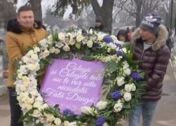 Flori și lumânări la mormântul Mădălinei Manole