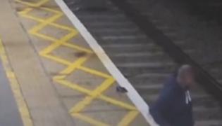 Dumnezeul beţivilor se pare că există! Şi i s-a arătat unui englez, într-o staţie de metrou