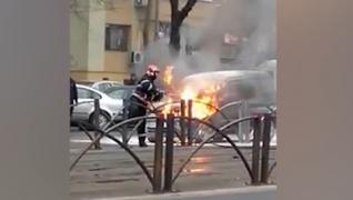 Maşină distrusă de un incendiu, în traficul din Bucureşti