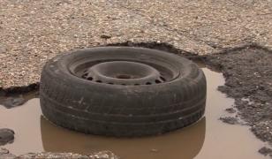 O groapă în formă de inimă le dă bătăi de cap şoferilor din Gorj