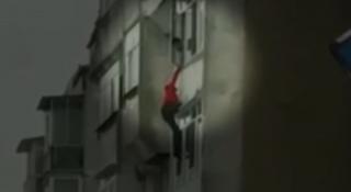 Cine e individul filmat când şi-a aruncat tatăl de la etajul 3 al unui bloc din Neamţ