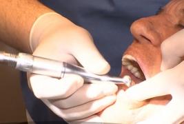 Românii îşi fac implanturi dentare cu bani împrumutaţi din bancă