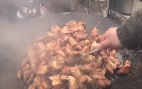 În plin post, zeci de bucătari s-au strâns în Covasna pentru pomana porcului