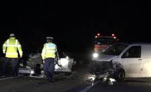 O maşină a fost spulberată de o dubă, într-un accident în Mehedinţi, soldat cu două victime