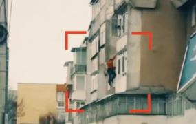 Tânărul care și-a împins tatăl de la balcon, la Roman, și-a recunoscut fapta şi e acuzat de tentativă de omor