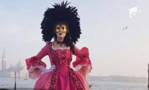 O tânără designer din Alba Iulia, celebră în toată lumea datorită unei singure rochii