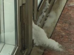 Casa Poporului n-a făcut faţă viscolului. Vântul puternic a răzbit printre ferestrele vechi. Cum au reacţionat politicienii