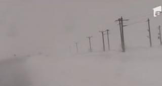 România, paralizată de nămeţi. Zeci de drumuri sunt complet blocate din cauza zăpezii şi a viscolului