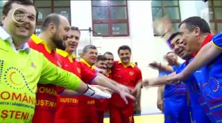 Din Parlament, senatorii şi deputaţii au mutat meciul pe un teren adevărat de fotbal