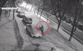 Un bărbat a deszăpezit o stradă întreagă la Piteşti