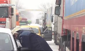 Drumurile din sudul ţării au fost blocate de viscol şi troienele de zăpadă