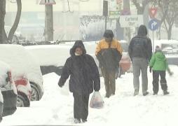 Capitala a fost şi ea sub zăpadă. Probleme şi pe străzi, şi pe trotuare