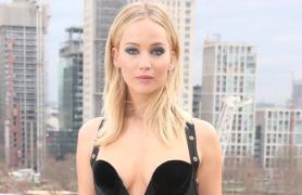 Jennifer Lawrence vorbeşte despre rochia mult prea subţire, purtată la o şedinţă foto