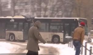 Cât costă să-ţi scoţi maşina din nămeţi, în Bucureşti. Un experiment Observator