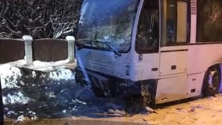 Accident violent în Dâmboviţa, din cauza viscolului. Şofer de microbuz, dus la spital după ce s-a ciocnit cu un autobuz