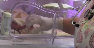 Adelina Maria, luptătoarea de 650 de grame. Micuţa mănâncă doar 5 picături de lapte la o masă