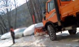 Utilajele curăță străzile Capitalei de zăpadă, la cerere, contra unor sume de bani