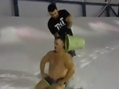 Doi sportivi de performanţă s-au dezbrăcat şi au făcut baie de zăpadă