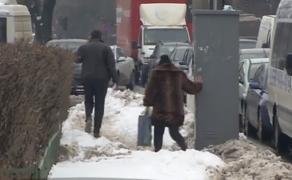 Munţi de zăpadă după ninsori, în Capitală. Pietonii şi şoferii fac slalom printre nămeţi şi bălţi