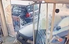 Imagini şocante într-o benzinărie din Capitală. O maşină a intrat pur şi simpul prin geamul staţiei peco