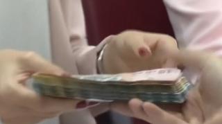 Cu o simplă aplicaţie pe telefonul mobil puteţi lua un credit de până la 90 de mii de lei