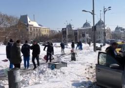 Antrenament cu lopata pentru sportivii de la CSM Bucureşti