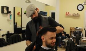 Frizer român, eroul sărmanilor din Marea Britanie. Andrei îi tunde gratis pe oamenii fără adăpost