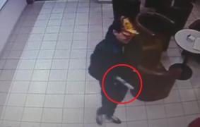 Video cu jaful de la casa de pariuri din Craiova. Hoțul care amenința cu un pistol a fost prins