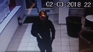 Jaf la o casă de pariuri din Craiova. Suspectul înarmat nu şi-a ascuns identitatea