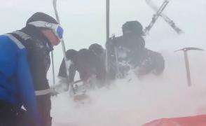 Intervenţie dificilă a salvamontiştilor din Sinaia pentru recuperarea unui turist rătăcit la Cota 2000