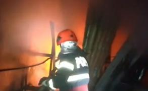 Incendiu violent într-un cartier din Galaţi. O vulcanizare şi un depozit de cauciucuri au fost mistuite de flăcări