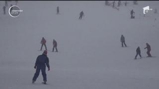 Sute de turişti s-au distrat printre nămeţi de peste un metru pe pârtiile din Harghita, de Mărţişor