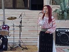 Jandarm la muncă, cântăreață de muzică populară în timpul liber