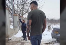 Noi imagini de la scandalul în care mai mulţi agenţi intră într-o casă pentru a ridica un şofer fugar care lovise o maşină de Poliţie