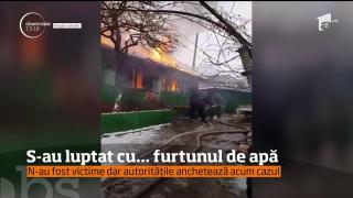 Un echipaj de pompieri venit să stingă un incendiu nu a făcut decât extindă focul (Video)