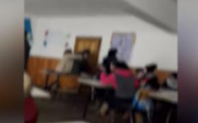 Anchetă la liceul din Suceava, unde o profesoară a fost filmată în timp ce înjura şi lovea un elev