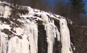 Spectacolul naturii înghețate! Turiștii care ajung pe DN15 au parte de un peisaj de poveste