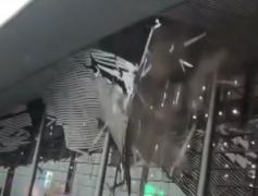 Furtună violentă în China. O parte din acoperişul unui aeroport a fost smuls din temelii
