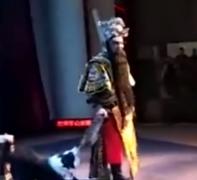 Un cântăreţ de operă a fost "atacat" de un căţel! Animalul, plictisit să îşi aştepte stăpânul în culise, a intrat pe scenă