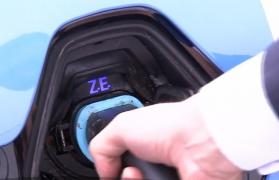 Veşti proaste pentru proprietarii de maşini electrice! Încărcarea bateriei nu va mai fi gratuită în locurile publice